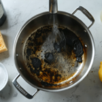 découvrez des astuces efficaces pour nettoyer et redonner vie à une casserole brûlée, facilement et rapidement.